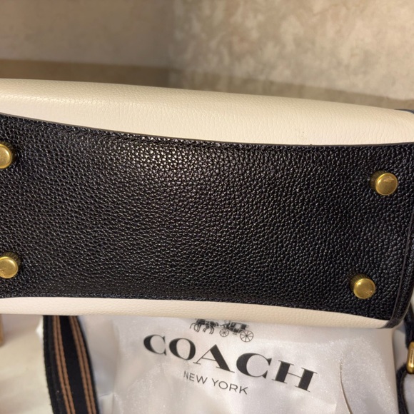 Coach Field Tote 22 - Picture 4 of 4